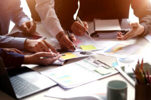 Ingénieur patrimonial travaillant avec des experts sur un dossier patrimonial