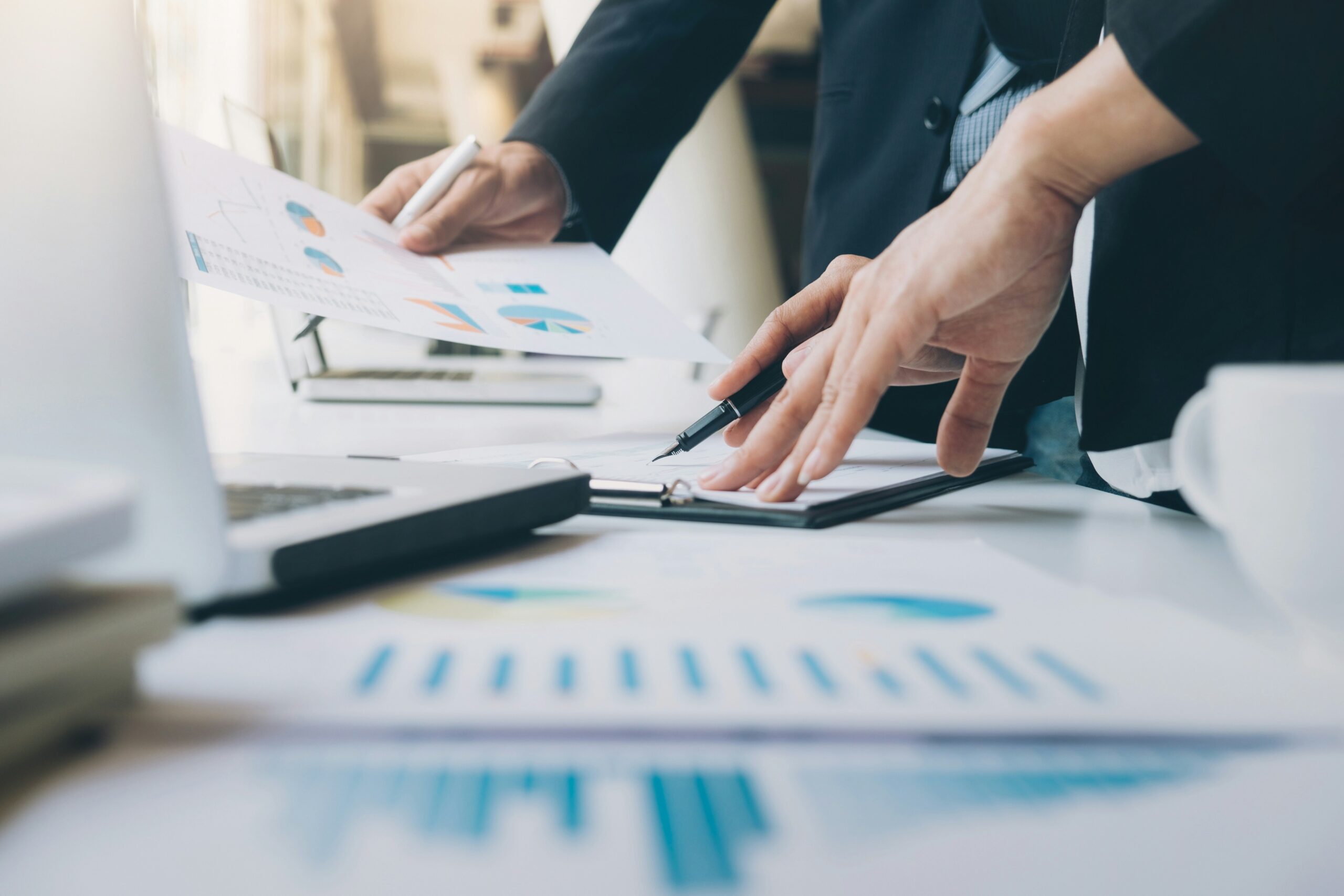 Ingénieur patrimonial analysant une stratégie de gestion de patrimoine