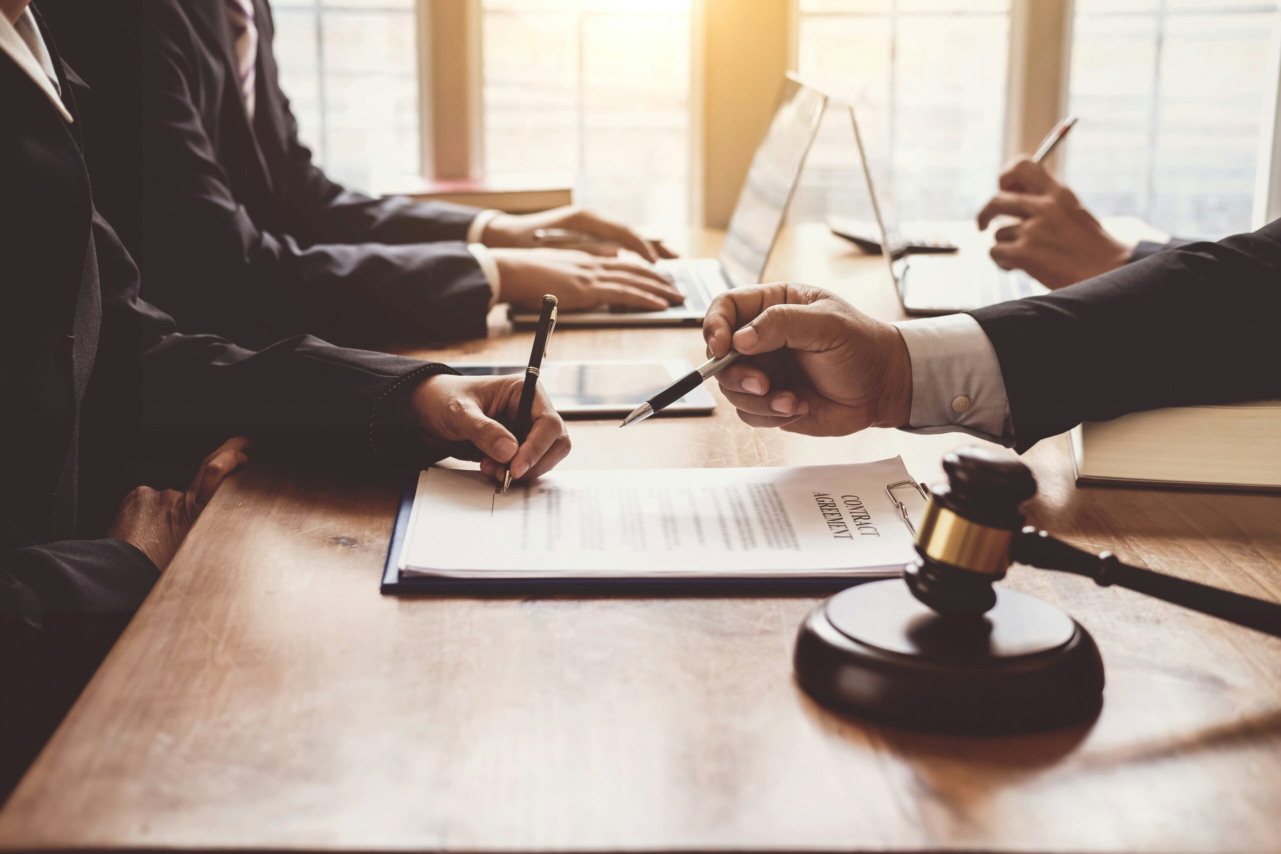 Signature d’un contrat dans le cadre des nouvelles obligations de transparence salariale en Banque et Assurance