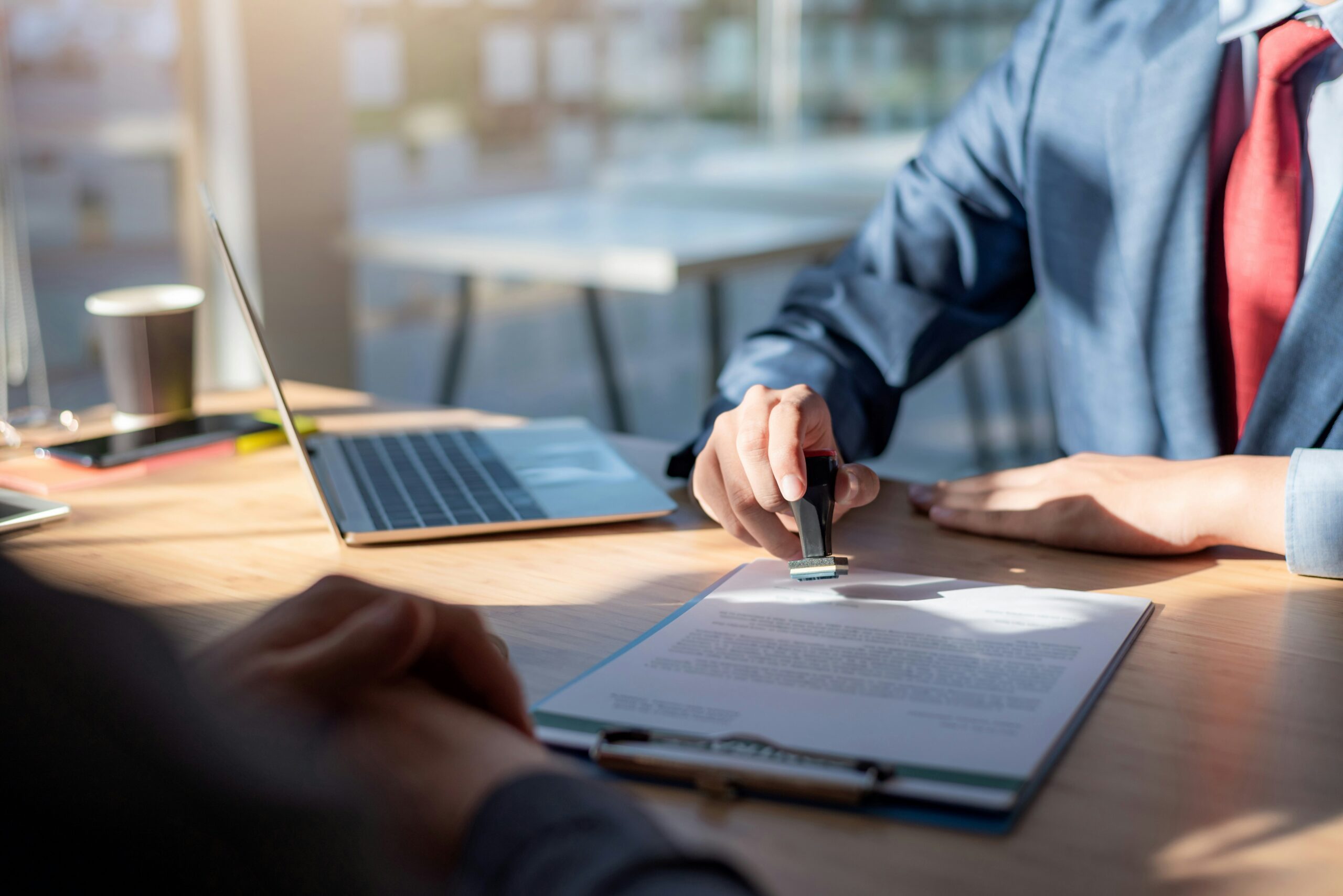 Chargé de conformité analysant et validant un dossier réglementaire dans le secteur Banque Finance Assurance