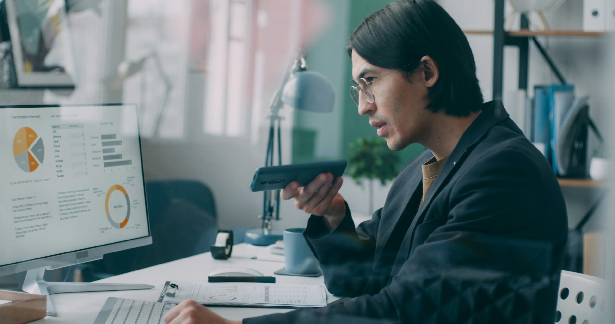 Professionnel en appui commercial analysant des reportings en environnement banque et assurance