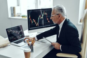 Professionnel expérimenté utilisant des outils numériques d’analyse financière